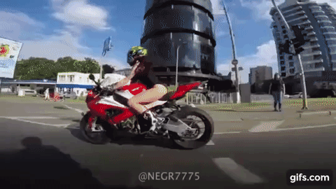 美女の多い国ウクライナ。やっぱりバイク乗ってる美人も素敵。