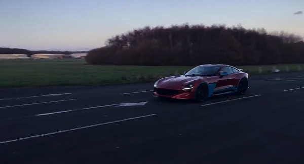 TVR「グリフィス」が発売前にテスト走行。ライトのデザインがマクラーレン「720S」に似ていた件【動画有】