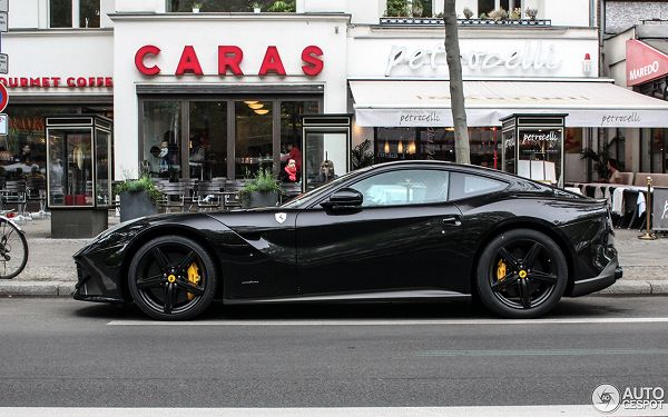 これはヤバ過ぎる。ベルリンにて漆黒のフェラーリ「F12ベルリネッタ」が目撃に