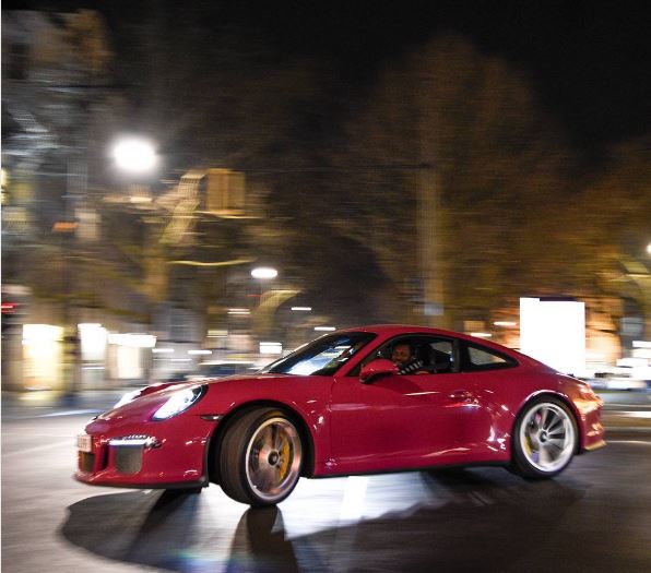 これは珍しい。ベルリンにて、ピンクパープル＋ストライプレスのポルシェ「911R」が目撃に