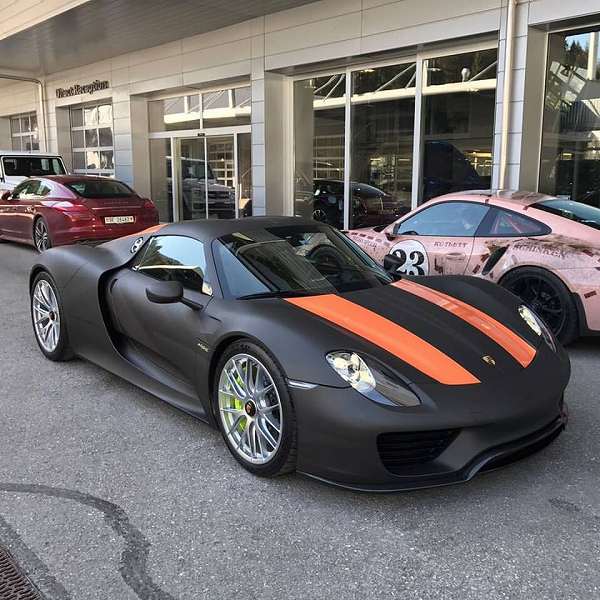 これはカッコいい。マットブラックにラヴァオレンジのストライプが入ったポルシェ「918スパイダー」
