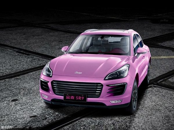 ある意味さすがだ。中国メーカのZotyeがポルシェ「マカン」をそのままコピーした「SR9」のピンク仕様を公開