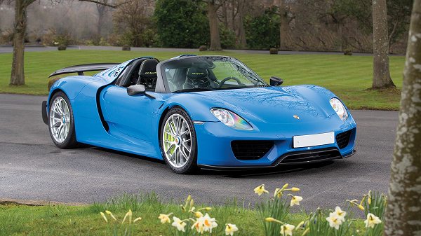 アロー・ブルーのポルシェ「918スパイダー・ヴァイザッハ・パッケージ」がオークションに出品される模様。予想落札価格は「不明」