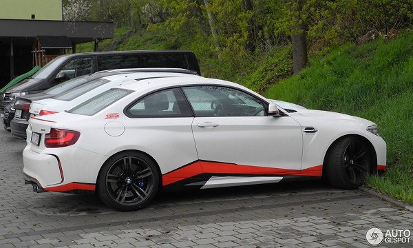 宣伝カー？チェコにて、何とも独創的なカラーのBMW「M2(F87)」が目撃に