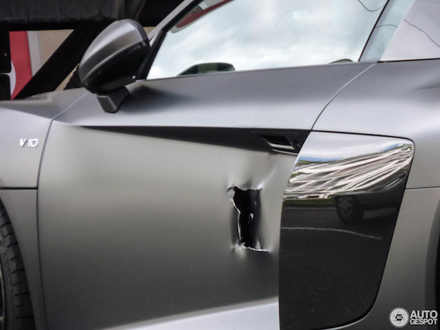 えっ？ドイツにて、アウディ「R8 V10」のドアパネルに穴が開く事件が発生