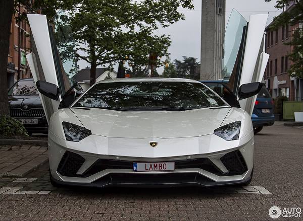 ベルギーにて、早くもランボルギーニ「アヴェンタドールS」が目撃に。ナンバープレートもナイス