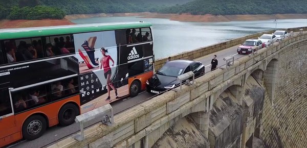 テスラ「モデルX」の神テクニック。隙間の無い狭すぎる道を通り抜ける神動画【動画有】