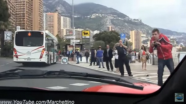 ハイパーカーオーナーの宿命。「ラ・フェラーリ」で街中を走るとこうなる、という動画【動画有】