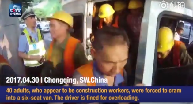 やっぱ中国すげぇ。6人乗りのバンから運転手含め40人の乗員が降りてくる【動画有】