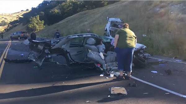 シボレー「インパラ」とトヨタ「セコイア」がクラッシュ。死亡レベルの事故も奇跡的に死者は無し【動画有】