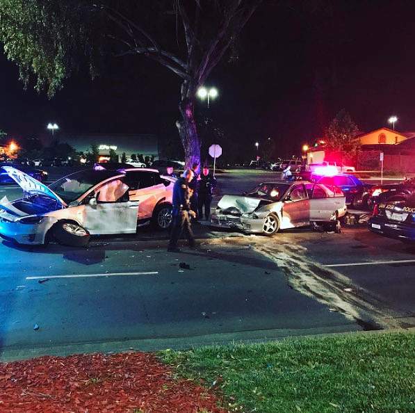 アメリカにて、結婚式前日に新郎がレンタルしていたテスラ「モデルX」にて衝突事故。そのまま逃走