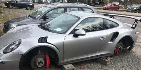 【悲報】スウェーデンにて、ポルシェ「911GT3RS」のタイヤ＆ホイールが何者かに盗まれる