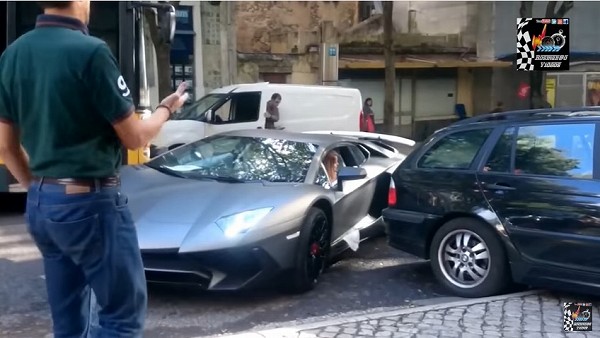 これは凄い。ランボルギーニ「アヴェンタドールSV」乗りの女性ドライバの車幅感覚【動画有】
