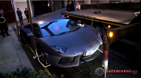 大丈夫？違反駐車のランボルギーニ「アヴェンタドール」のレッカー移動がかなり粗い件【動画有】