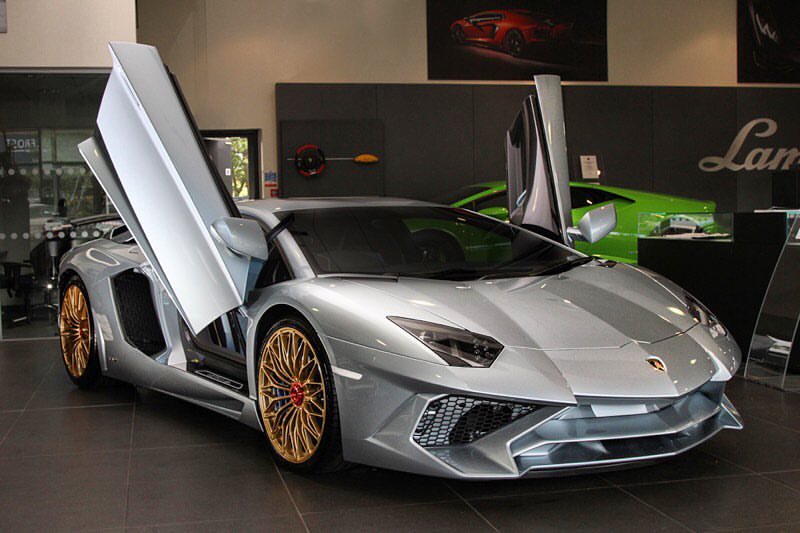 とんでもないカラーのランボルギーニ「アヴェンタドールSV」が納車。カラー代だけでポルシェ1台分