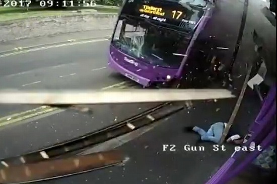 イギリスにて、歩行中の男性が市営バスにはね飛ばされるも、何事も無かったかのようにパブへ来店【動画有】