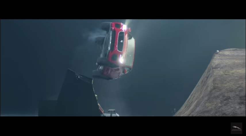 何と斬新。ジャガーの新型「E-PACE」がデビュー。それに合わせてバレルロール・ギネス記録を更新【動画有】