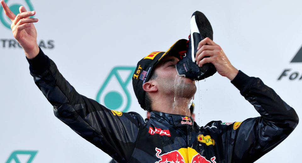 プロレーシングドライバのダニエル・リカルド氏が優勝→自身のブーツでノンアルコールシャンパンをがぶ飲み【動画有】