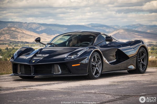 アメリカにて、ブラックに近いブルーの「ラ・フェラーリ」が目撃に【動画有】