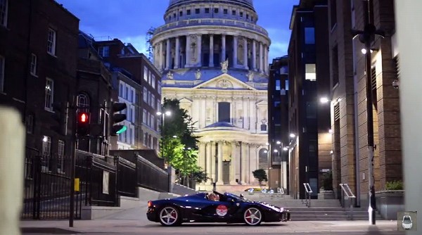 「ラ・フェラーリ」がロンドンの街を走る。人気の無い街中を爆走【動画有】