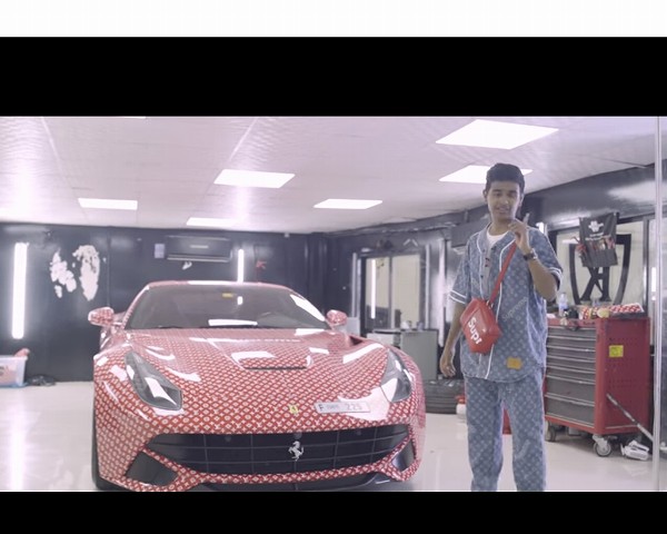 フェラーリ「F12ベルリネッタ」にSupreme x ルイヴィトンのコラボラッピング。15歳のユーチューバーが紹介【動画有】