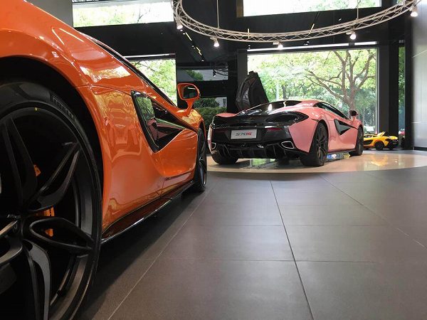 マクラーレン上海にて、ピンクカラーの「570S」が展示。もしやピンクカラーのオプションもラインナップ？