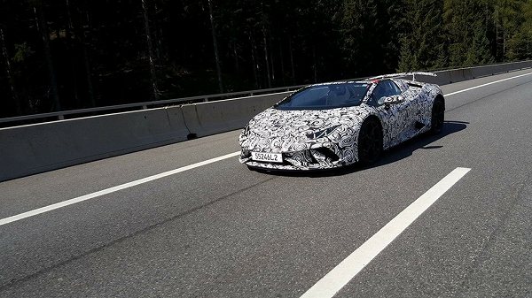 ランボルギーニ「ウラカン・ペルフォルマンテ・スパイダー」の開発車両を捕捉。来月のフランクフルトモーターショーて登場？