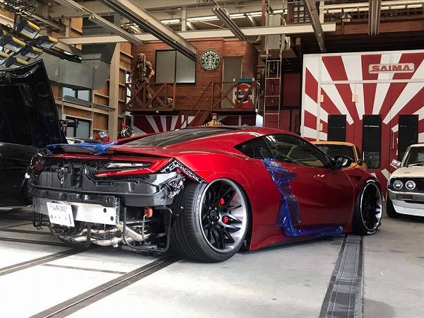 リバティウォーク(LB)がホンダ「NSX」をカスタム中。意外とシンプルなボディキットで収めてくる？