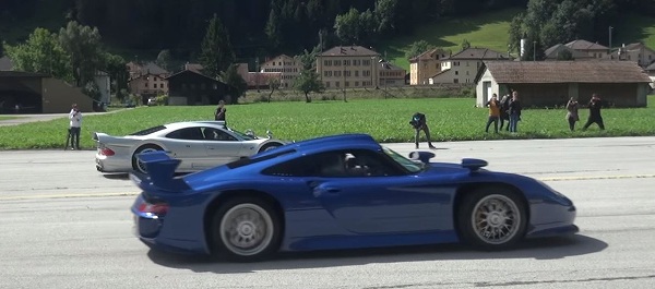 何この奇跡。伝説のポルシェ「911GT1」とメルセデスベンツ「CLK GTR」がドラッグレース【動画有】