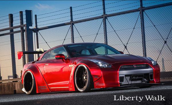 リバティーウォークが新たに2台の日産「GT-R」をカスタム。見た目重視の変態仕様