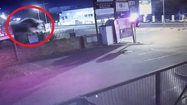 20歳の女性ドライバがアウディ「TT S」に大クラッシュ。車体は空を飛び、女性は意識不明の重体に【動画有】