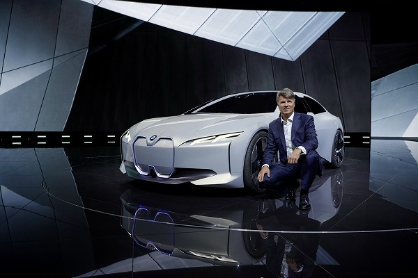 BMWが「i5」ではなく「i Visioin Dynamics」を発表。ライバルはテスラ「モデル3」だ