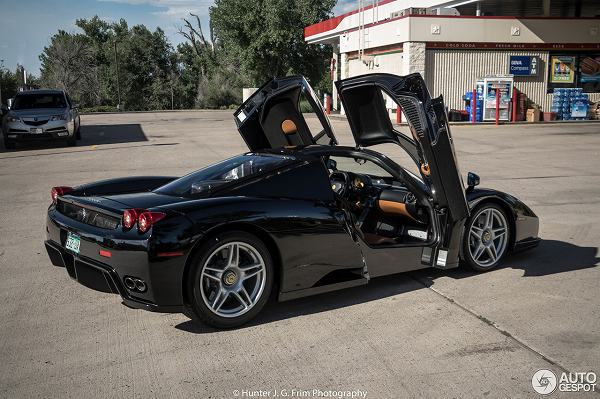 アメリカにて、ブラックの「エンツォ・フェラーリ」が目撃に。20年経っても色褪せぬハイパーカー