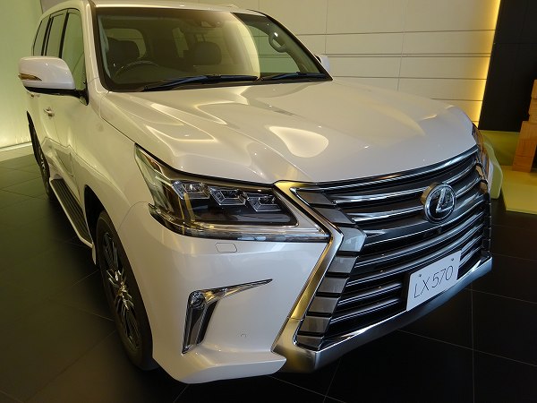 レクサス「LX570」の2列シートタイプを見てきた。「デカイ・広い・ゴツイ」フラッグシップSUV【動画有】