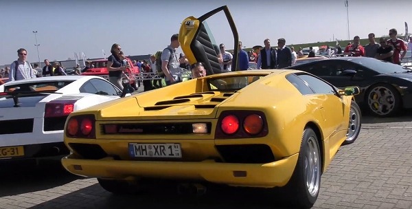 これがランボルギーニの駐車だ。「カウンタック・リバース」をお披露目する勇姿を動画にて【動画有】