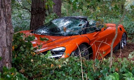 ベルギーにて、マクラーレン「720S」がクラッシュ。損傷は浅いものの、ドライバの傷は相当に深い模様