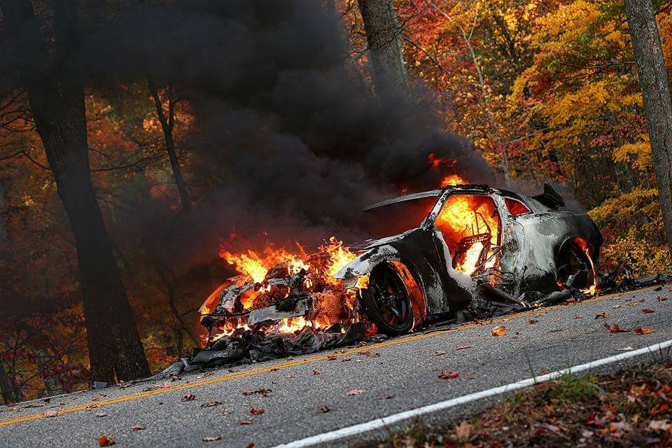 日産「GT-R」が大炎上。火災の原因はブレーキによって引っかかった落ち葉が原因？！