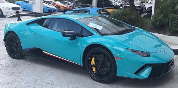 これは珍しい。アメリカにて、ターコイズブルーのランボルギーニ「ウラカン・ペルフォルマンテ」が納車