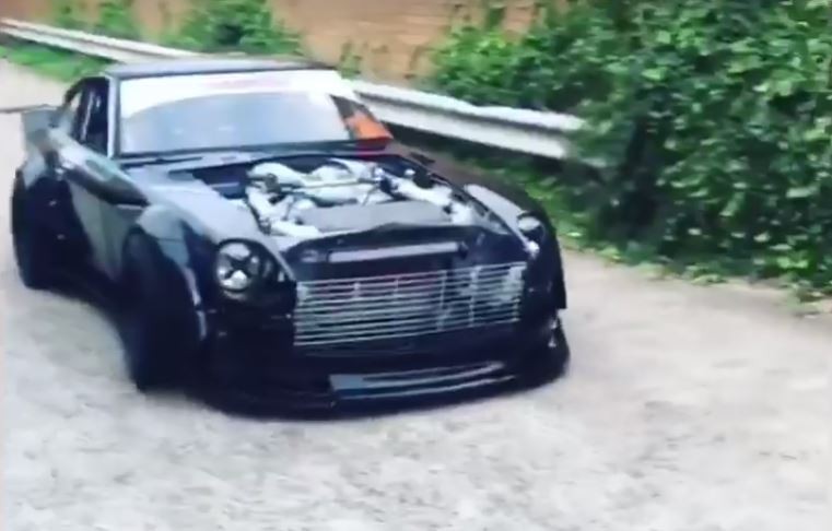 悪魔の「GT-Z」現る。日産「フェアレディZ(240Z)」に「GT-R R35」のエンジンをスワップ【動画有】