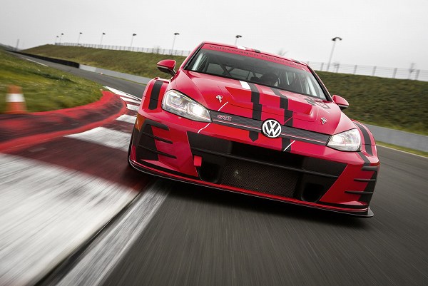 VW「ゴルフGTI TCR」フェイスリフトモデルが遂に登場。生産モデル比＋400mm、345馬力のモンスターモデル【動画有】