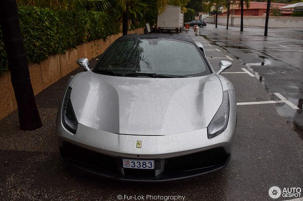 原因は一体？フランスにて、何とも「痛々しい」フェラーリ「488スパイダー」が目撃に