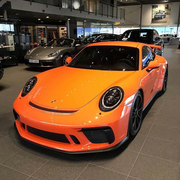 スウェーデンにて、美しいガルフオレンジのポルシェ「911GT3」他が目撃に