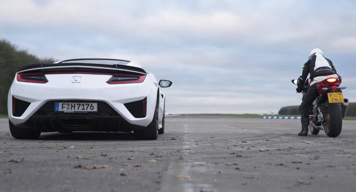 意外な結末。ホンダ「NSX」と「CBR1000RR」がドラッグレースバトル【動画有】
