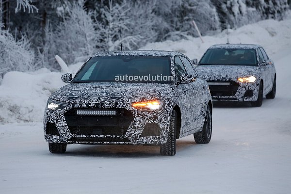 アウディ・新型「A1」の開発車両を捕捉。最新LEDヘッドライト採用、フロントグリルもサイドに