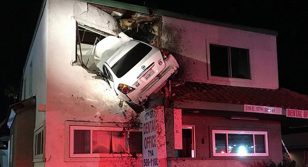 ※オブジェではありません。日産「アルティマ」が歯医者の2階に突っ込む事故が発生、しかもドライバは麻薬を使用【動画有】