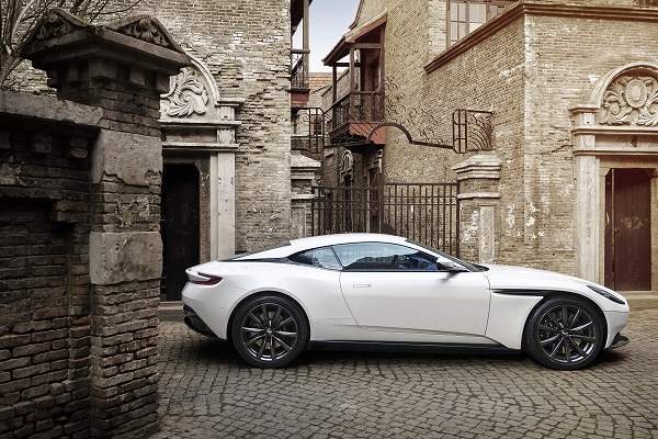 アストンマーティン「DB11」がリコール。AMG製パーツの流用によりエアバッグが破裂する恐れ有り