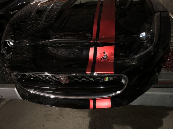 イギリスにて、ジャガー「Fタイプ」が立体駐車場にてサンドイッチに【動画有】