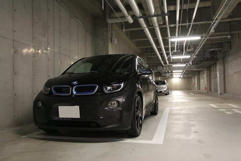 BMW i3洗車。梅雨の中を走行していたので結構汚れている模様