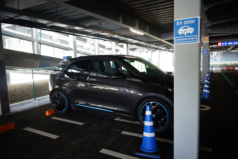 BMW i3で大阪・万博のエキスポシティに。混んでいてもEV専用駐車スペースに悠々駐車可能