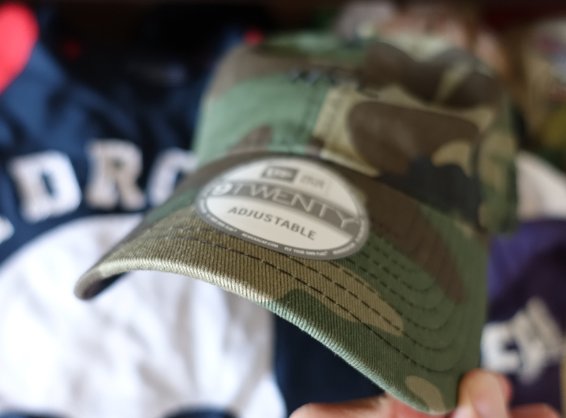 ニューエラ（NEW ERA）のキャップを購入。自分は「折れてる」ほう